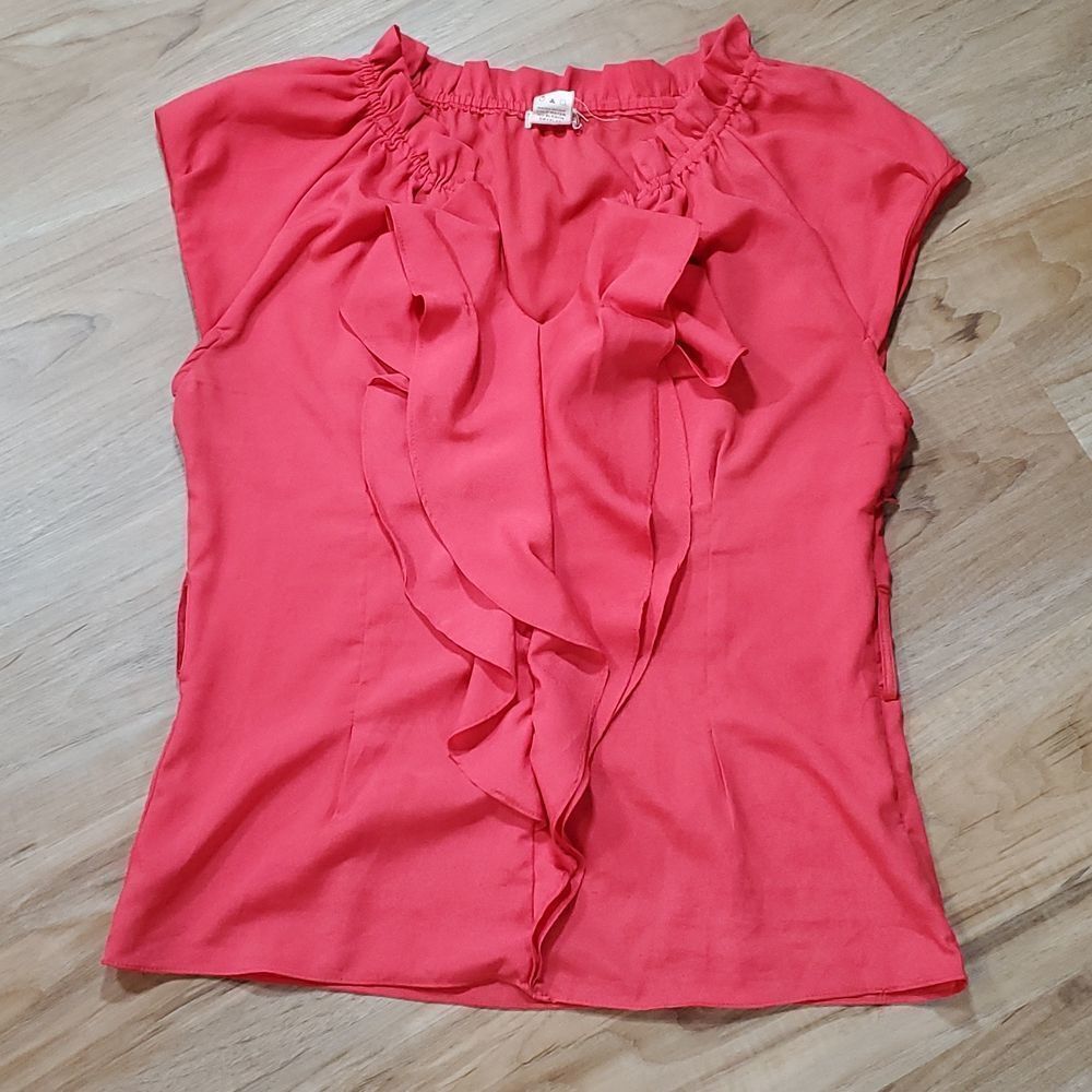🔺️Pretty Good Red Buttoned & Ruffled Front Sleeveless Top Large